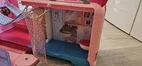 Predám Barbie karavan s bábikami a doplnkami - 4