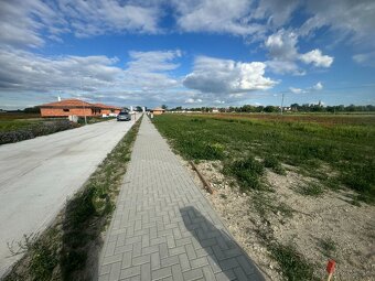 Stavebný pozemok iba 1km od Dun. Stredy-ČP 2284/7 - 4