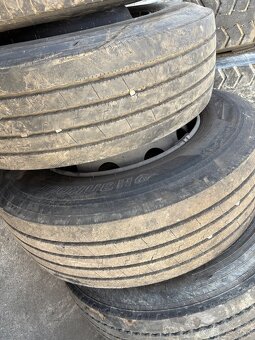 Pneu 305 / 70 r 22,5 - 4