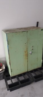 Predám ponk, kovovú skriňu, motor s prevodovkou na mlynček - 4