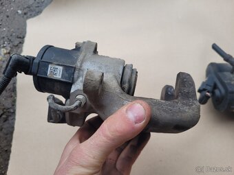 Predám zadné strmene s motorčekmi pre Volkswagen Passat b6 - 4