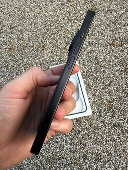 iPhone 15 - baterie 100% - 4