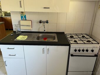 Na predaj: Malá kuchynská linka – horné aj spodné skrinky - 4