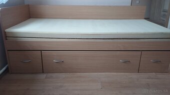 Masívna posteľ s nočním stolíkom a uložním priestorom - 4