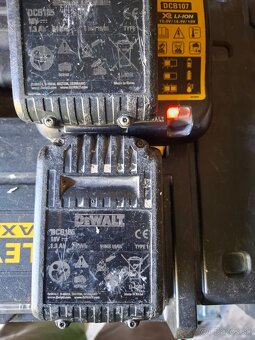 Dewalt rázova utahovačka, skrutkovač, baterky a nabíjačka - 4