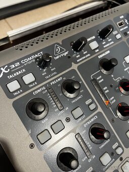Behringer x32 compact + case - 4