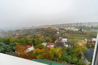 NA PREDAJ KRÁSNY 3 IZBOVÝ BYT S VÝHĽADOM NA MESTO | 64m2 + L - 4