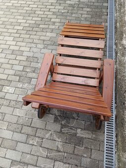 Predám záhradné polohovateľné ležadlo z masívneho dreva - 4