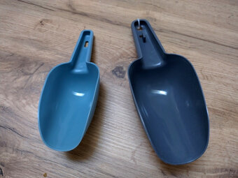 dve NOVE plastove lopatky CENA SPOLU - 4
