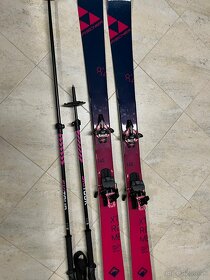 Celá výstroj lyže, pásy, palice a lyžiarky - 4