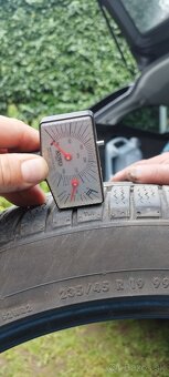 235/45 R19 99V - 4
