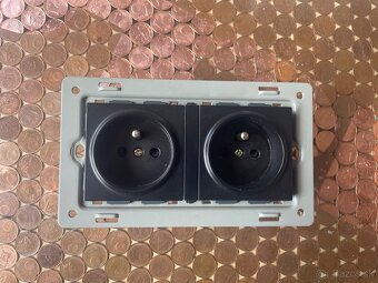 Zásuvka dvojitá sklenená čierna - 4