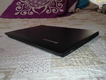 Lenovo. Intel i3. SSD 256 GB. 16 GB. Baterka dobrá. 15,6 FHD - 4
