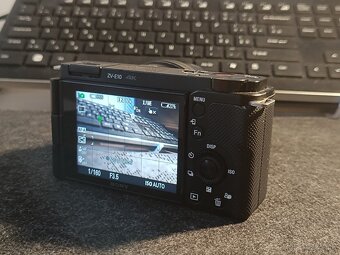 Sony ZV-E10 + 16–50mm kit objektív - 4