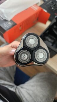 Nový elektronický nabíjateľný holiaci strojček - 4