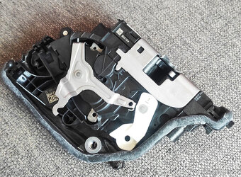 zámok ľavých predných dverí na BMW - 4