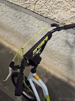 Veľká čierno/bielo/žltá kolobežka - 4