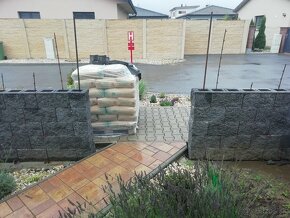 Betónové ploty, pokládka zamkovej dlažby +obrubníky - 4