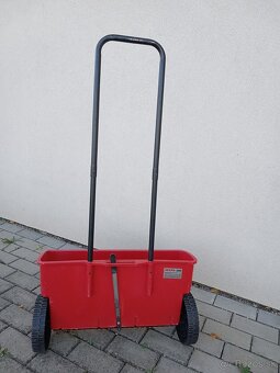 Posýpací vozík HECHT 220 - 4