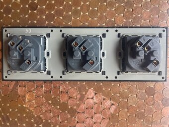 Zásuvka trojitá sklenená čierna - 4