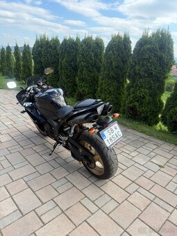 Yamaha R1 - 4