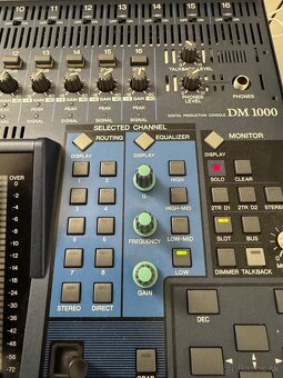 YAMAHA DM 1000 + meter bridge - 4