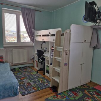 Predáme 3-izbový byt s balkónom, garážou a záhradkou v P.B. - 4