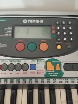 Elektrické varhany Yamaha PSR 240 - 4