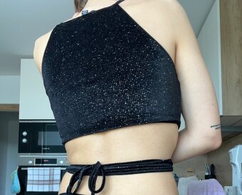 Missguided čierny trblietavý crop top so zaväzovaním - 4