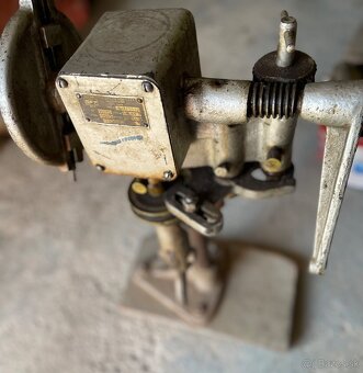 Stroj na zatváranie plechoviek - 4