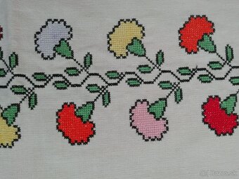 RETRO OBRUS VYŠÍVANÝ - 4