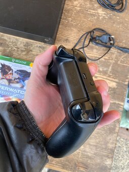 Xbox one X - 1000 GB + ovladač + 2x nová hra - 4
