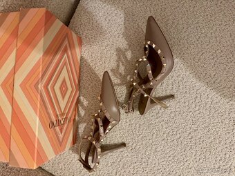 Predam ikonicke sandale Valentino - 4