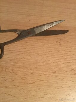 STARé HRDZAVé NOžNICE - 4