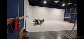 Prenajmem velke televizne studio 144 m2 priestor - 4