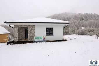Elegantný dvojpodlažný rodinný dom s veľkým pozemkom v obci - 4