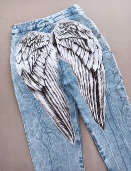 PUSH UP dámske svetlé džínsy s anjelskými krídlami vzadu - 4