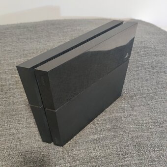 PS4 500GB + ovládač + 2x hra - 4