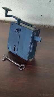 Starožitný masívny zámok - 4