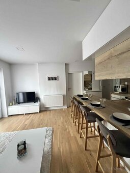 Luxusný 3 izbový byt s balkónom a garážou na PREDAJ - 4