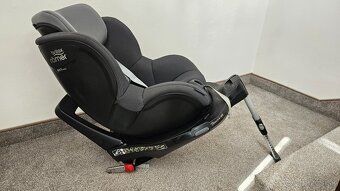 Predám 360° otočnú sedačku Britax Romer Dualfix M i size - 4