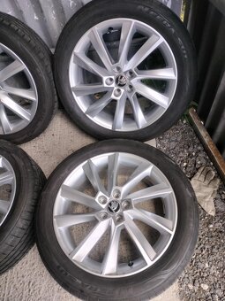 4ks alu disky orig. Škoda 5x100 R17 zanovne pneu 205/55 r17 - 4
