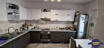 PREDAJ: Rodinný dom + 2x garáž, s pozemkom 591 m2 - Komárno - 4
