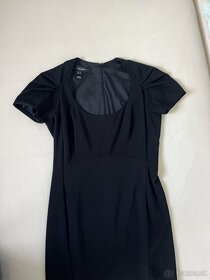 Čierne šaty s okrúhlym výstrihom - 4