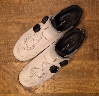 Tretry Shimano RC702 44 White Carbon - 4