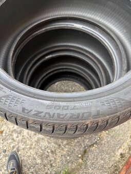 245/40R19 - 4