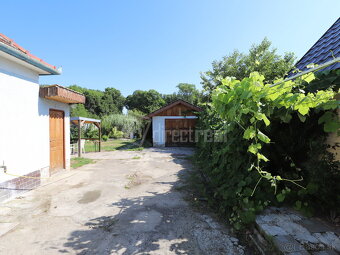 Starší 3 izbový rodinný dom sedliackym štylom na obr… - 4