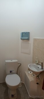 Salón pre nechtárku alebo kozmetičku, parkovanie pred domom - 4