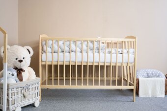 Postieľka biela / prírodná - vyrezávaný macko viac farieb - 4