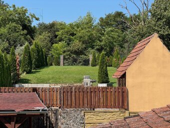 Veľký RD s bazénom v obci Petrova Ves - 2 samostatné bývania - 4